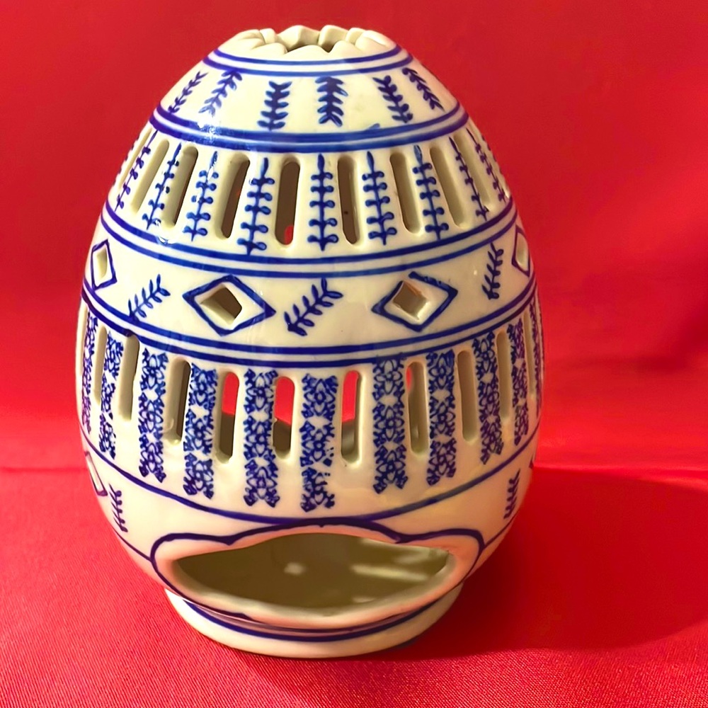 Vintage Blue and White Potpourri / Incense Porcelain Burner - P1053